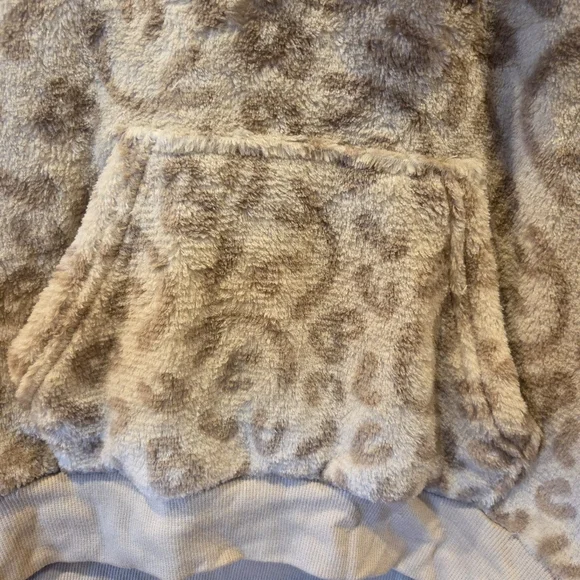 Bluey Women’s Graphic Pullover Hoodie Sweatshirt Tan Leopard Print Fuzzy XS - Picture 4 of 12